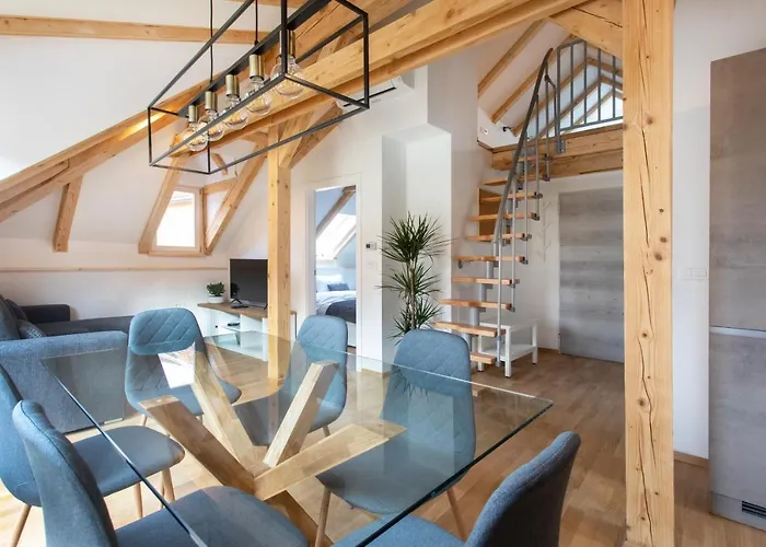 Bright & Spacious Loft In The Heart Of Old Town